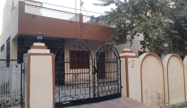 Room in a Villa 3km from City Center, 1km from IT park