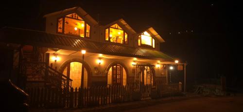 Roots & Rustle homestay in Kūfrī