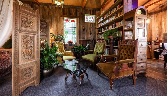 Rustic cosy retreat, with library, fireplace, films and a Four Poster Bed. in Kingston