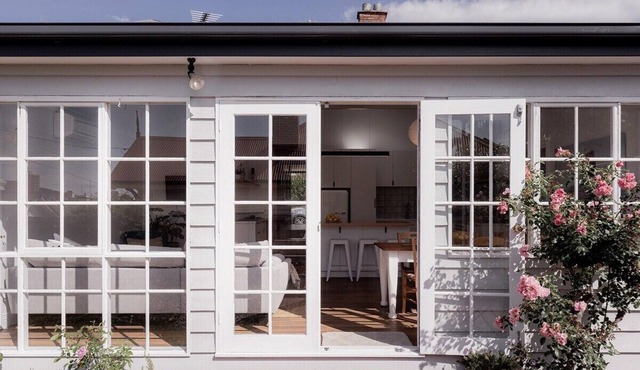 Sandy Bay splendour - Steps from the seaside in Sandy Bay