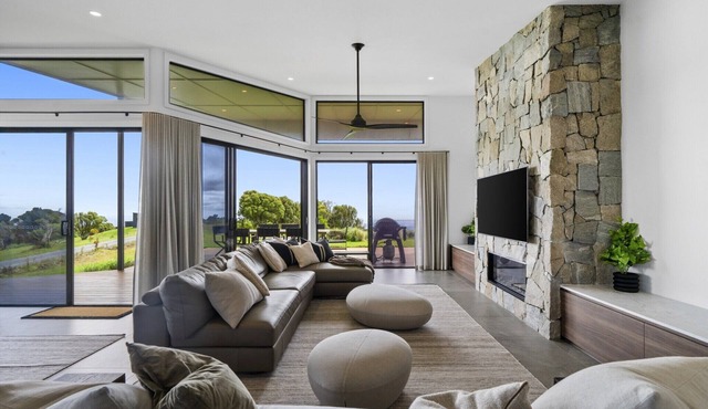 Scenic House with Private Yard & BBQ Area in Springbrook