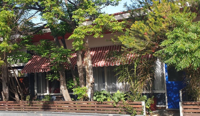 "Sea Retro Getaway" 2 mins walk to the beach. private outdoor area. Outdoor pool in Semaphore