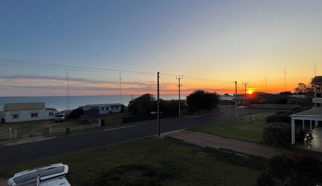 SEA SUNSETS - a stones throw from the beach 3/4 bedroom home sleeping 10 people in North Beach