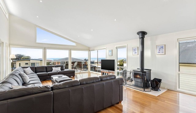 Seaview on Seaview - Exceptional & Spacious With Sensational Views in Apollo Bay