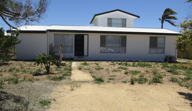 Seaview Retreat - Modern 3 bedroom holiday home in Tiddy Widdy Beach