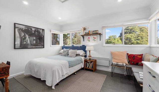 Secluded one-bedroom rainforest nest for two. Quiet and designed for slow stays. in Tanybryn