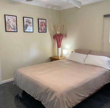 Self Contained Pet Friendly Guesthouse "The Perch" in Burbank