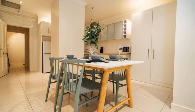 Serene on Grenfell - A Vibrant City Stay in Adelaide