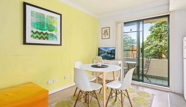 Serene Studio with Balcony in Prime Location in Wollstonecraft