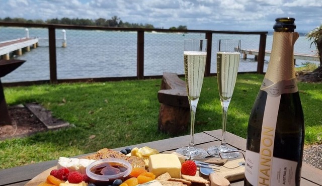 Serenity by the Lake- Waterfront Sanctuary for Two with Jetty in Marks Point
