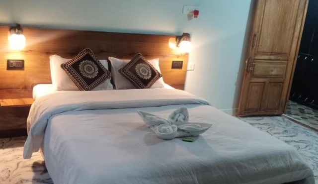 Shalom Guest House & Restaurant