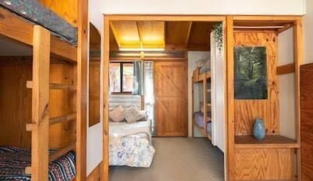 Shearer's Quarters (Private Room) - Budget-Friendly, Family Rooms With 1 Double & 2 Single Bunk Beds in Woolundunga