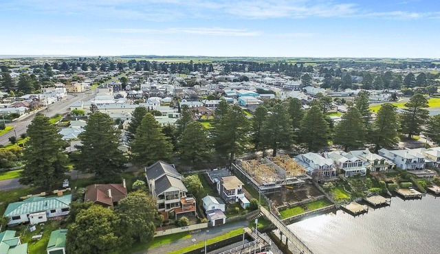 Shearwater House - Riverfront Accommodation in Port Fairy