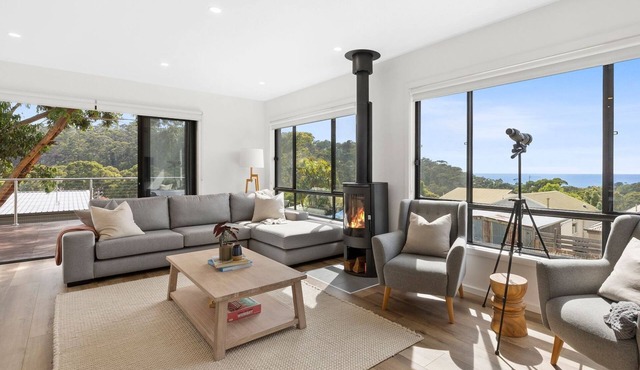 Shoreline, A beautiful, modern 4-bed home with many features for a memorable family vacation in Lorne