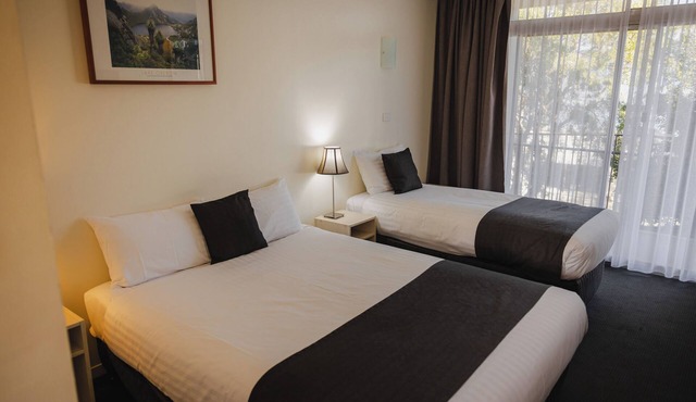 Shoreline Hotel in Howrah
