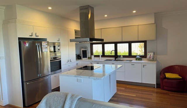 Short stroll into town - fully renovated 3 bedroom house.Make yourself at home. in Trentham