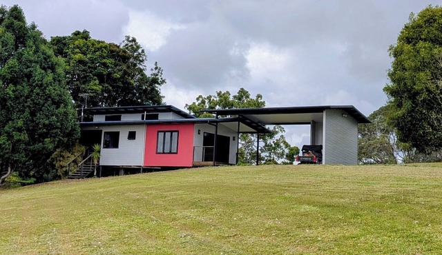 Short term accommodation farm stay on Tinaroo Dam in Barrine
