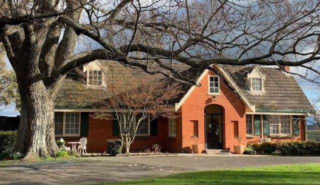Single level shady retreat with pastoral views and access to our gardens. in Evandale