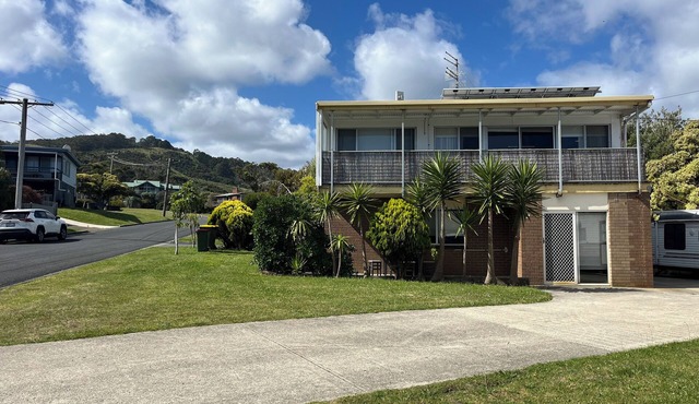 Skenes Creek Beach Shack - Cheerful Coastal 2 Bedroom Escape in Skenes Creek