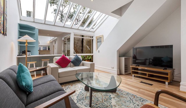 Skylight Terrace Timeless Stay near Parks and Cafs in Fitzroy North