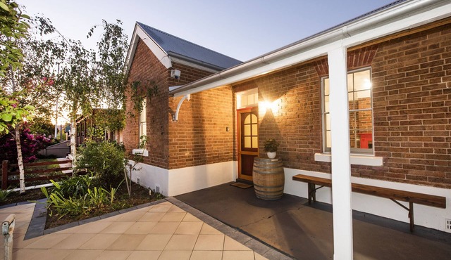 Sleeps 8:King bed, 2 queen, 4th bedroom (unlocked on request),5 min walk to town in Mudgee