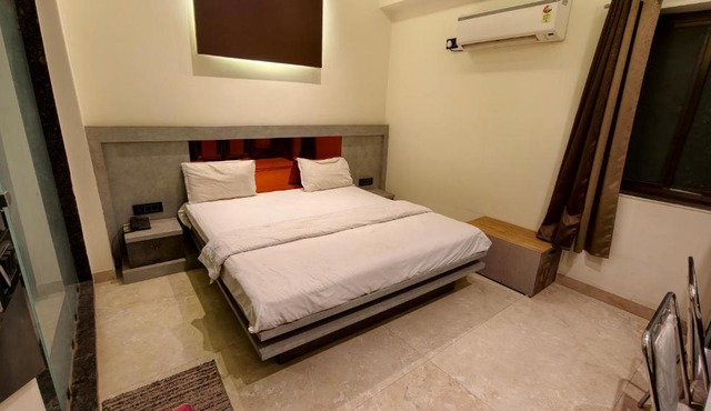Smj international hotel in Mandlā
