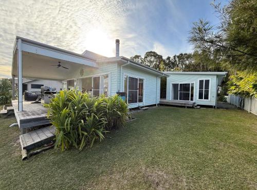 South Stradbroke Island Waters 4 bed, 3 bath, 10 guests, private beach & pontoon in South Stradbroke