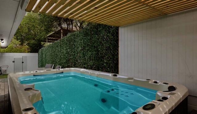 Spa Haus- Belmont, Private Spa, 2 King Bedrooms, Central, Pets Welcome in Belmont