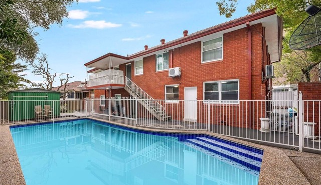 Spacious 11-bedroom house in fabulous Bexley North with AC, WiFi with Pool in Bexley North