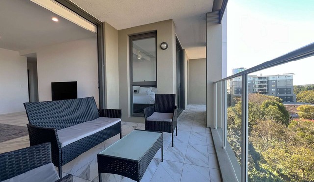 Spacious 2 bedroom Apartment Near PA Hospital in Woolloongabba