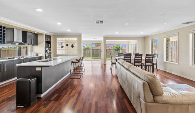 Spacious 2-Storey 4BR House–Family Friendly in Sunnybank Hills