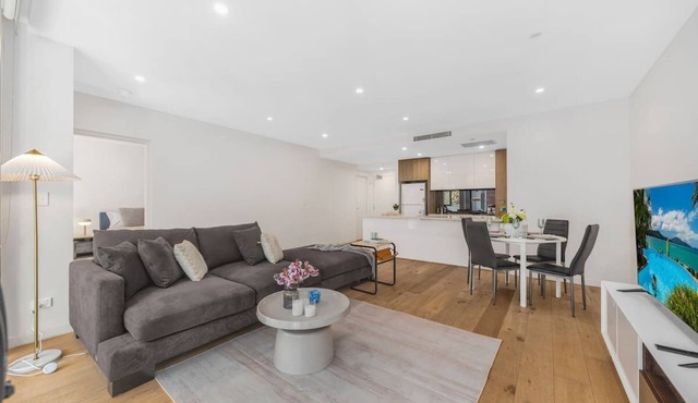 Spacious 2bedroom Apt w/Parking minute to Chatswood in Roseville