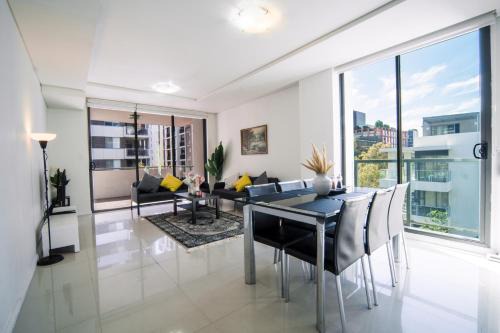 Spacious 3BR, Walk to Train, 2 Free Parking in Sydney