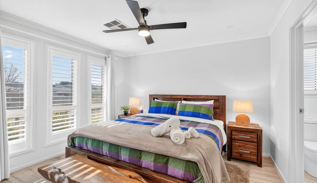 Spacious Coastal Retreat at Coorong Quays Marina – Private Dunes & River Access in Hindmarsh Island