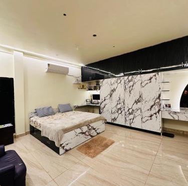 Spacious Fully Furnished Private Room AC Free Parking Near Highway
