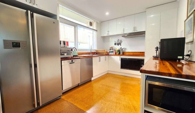 Spacious Guest Room 6 Full Kitchen & Free Parking in Highett