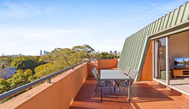 Spacious Inner-West 2-Bed with Alfresco Dining in Camperdown