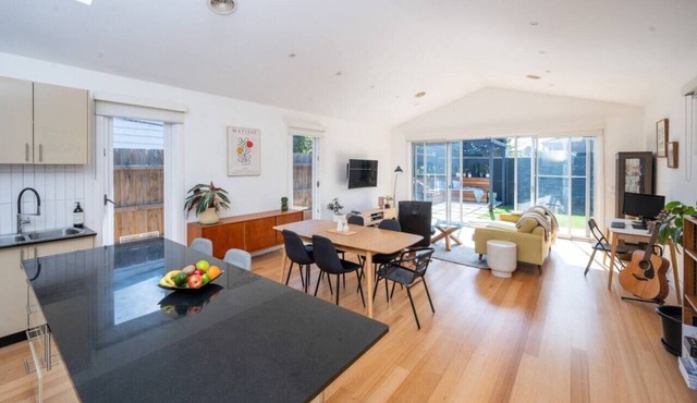 Spacious light-filled 3BD sanctuary in Northcote in Northcote