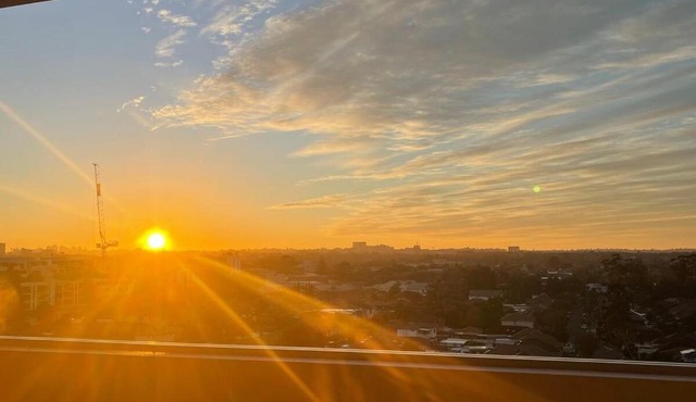 Spacious, modern apartment in an ideal location for airport, CBD, business and leisure travel, with 2 free parking spots in Sydney