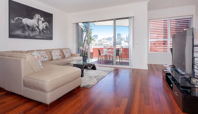 Spacious Modern Comfy 15 Minute Walk to CBD in Collingwood
