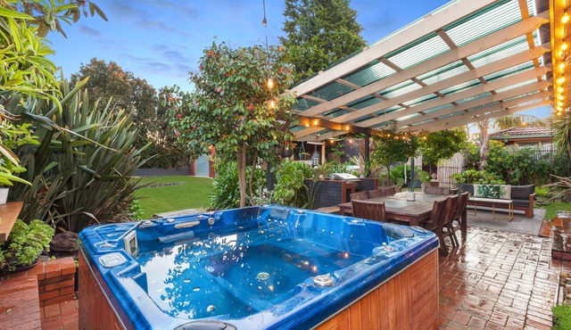 Spacious Mud Brick Retreat - Gateway to Adventure! in Wallan
