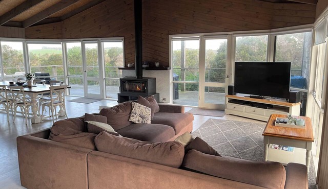 Spacious ocean view beach house - sleeps 12 in Smiths Beach