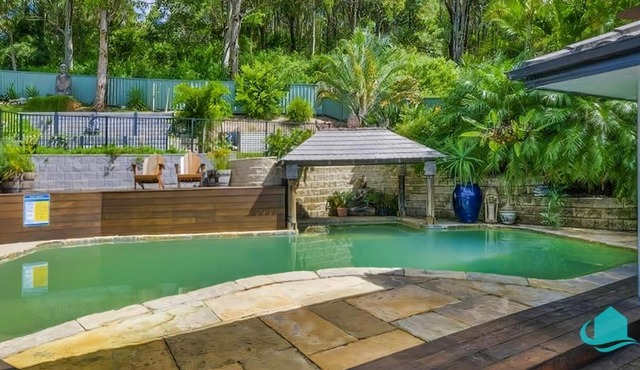 Splendour Hideaway - Table games and oasis pool in Caves Beach