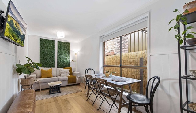 St Georges Road - A home with a secret outdoor garden, Pet Friendly, Netflix in Fitzroy North