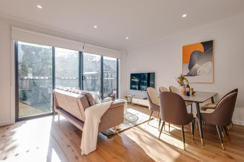StayAU Stylish Spacious 4BR Home Ringwood in Ringwood East