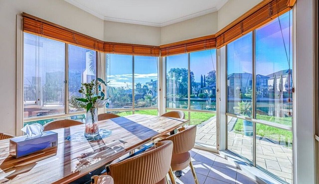 StayAU Sunset 2-Story Lakeside Oasis w/Scenic Yard in Point Cook