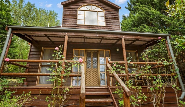 StayAU The Loft 1BR Rustic Picturesque Cottage in Badger Creek