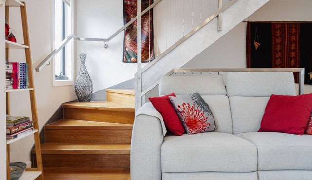 StayCentral - Thornbury Entertainer Townhouse - Clarendon St, Thornbury - 2 Bedrooms, 2 Beds, 2 Bathrooms, 1 secure undercover parking spot (extra parking on street & carpark next door with limited parking). in Thornbury