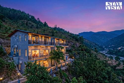 StayVista at Golden Muse with BBQ & Jacuzzi in Nainital