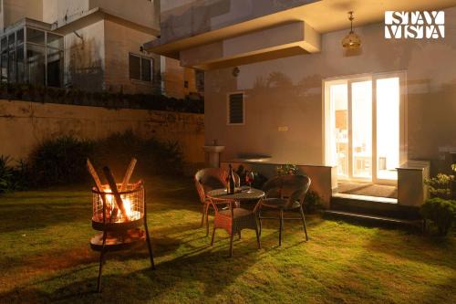 StayVista at Ohana 36 - Lawn, Gazebo & BBQ